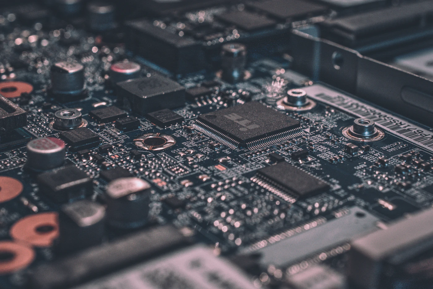Detalhe de circuitos e componentes de uma placa eletrônica
