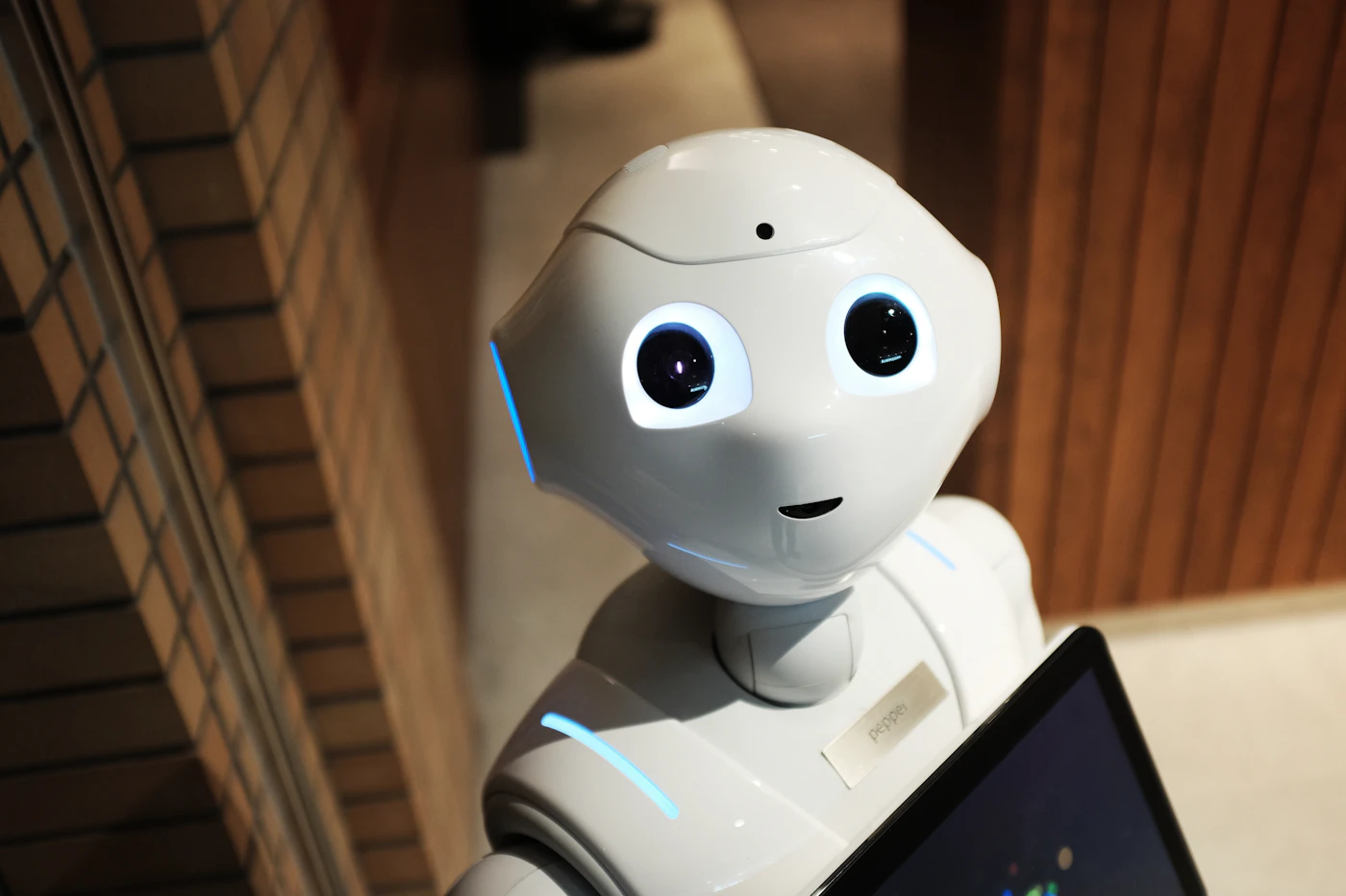 Robô branco em um ambiente de exposição de tecnologia